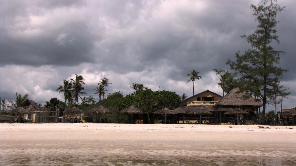 Kipepeo And Village Hotel *